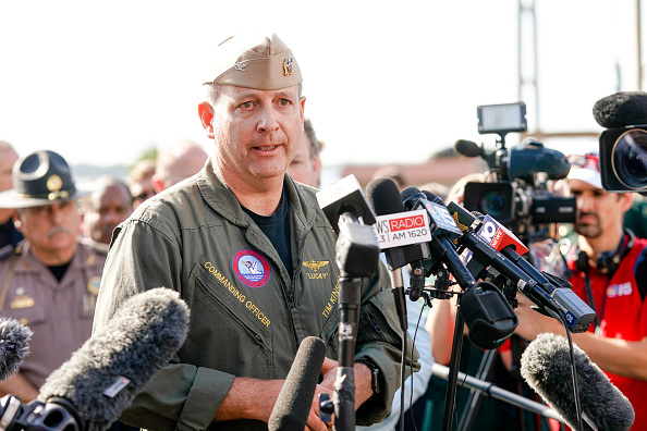 -Le commandant Timothy F.Kinsella Jr prend la parole lors d'une conférence de presse à la suite d'une fusillade sur la base aérienne navale de Pensacola le 06 décembre 2019 en Floride. Photo par Josh Brasted / Getty Images.