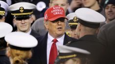 États-Unis : Le président Trump acclamé lors de sa venue au 120e match de football entre l’armée de terre et la marine