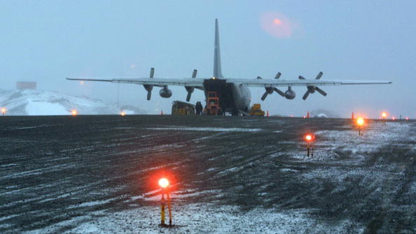 -Illustration- Un avion de transport chilien C-130 décharge la cargaison sur la piste d'atterrissage de la base chilienne Eduardo Frei en Antarctique, 16 janvier 2004. Photo VICTOR ROJAS / AFP via Getty Images.