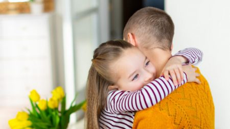 Une mère atteinte de cancer laisse sa fille de 4 ans lui couper les cheveux «comme elle le veut» avant de les perdre à cause de la chimiothérapie