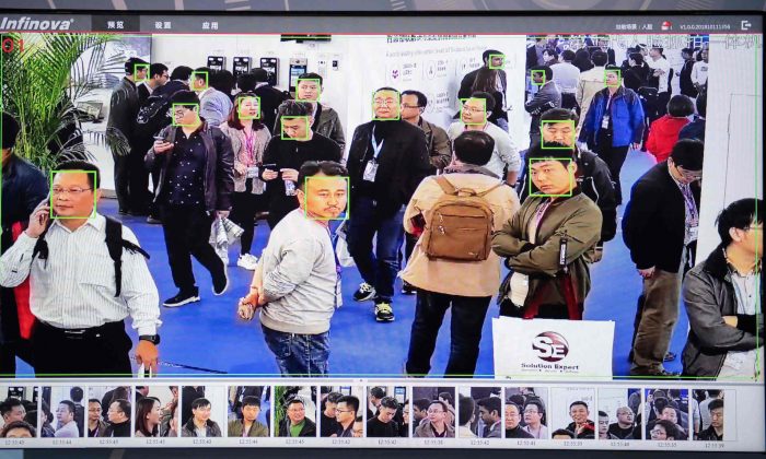 Un écran montre des visiteurs filmés par les caméras de l’intelligence artificielle dotées de la technologie de reconnaissance faciale lors de la 14e Exposition internationale sur la sécurité publique, tenue au China International Exhibition Center à Pékin, le 24 octobre 2018. (Nicolas Asfouri/AFP/Getty Images)