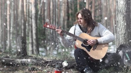 Des hommes qui chantent une chanson folklorique dans le bois sont ravis d’entendre une symphonie troublante derrière eux