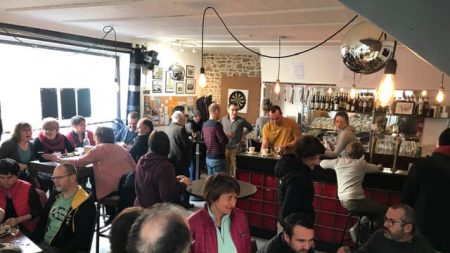 Des cafés associatifs font battre le cœur des villages en Bretagne