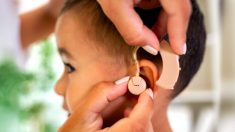 Une vidéo montre le moment où la prothèse auditive d’un bébé sourd a été mise en marche pour la première fois, et c’est merveilleux