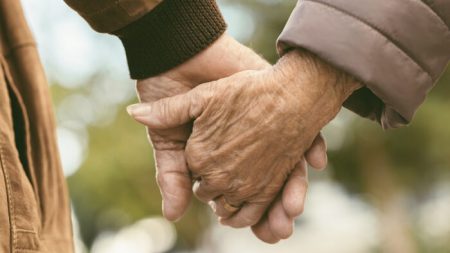 Un couple de personnes âgées décède main dans la main, à 90 minutes d’intervalle