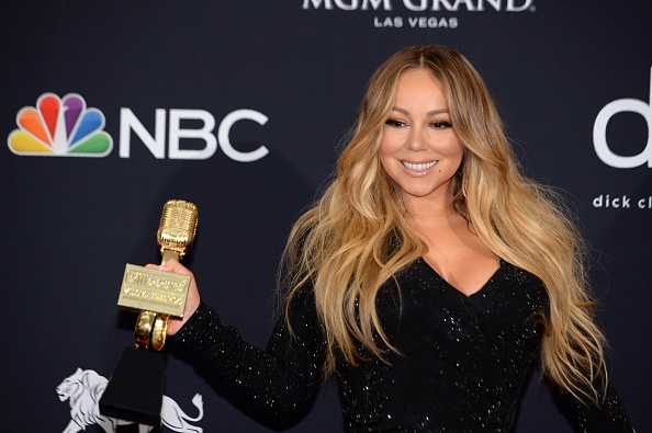 -La chanteuse américaine Mariah Carey pose dans la salle de presse avec son Icon Award lors des Billboard Music le 1 mai 2019, à Las Vegas, Nevada. Photo de Bridget BENNETT / AFP via Getty Images.