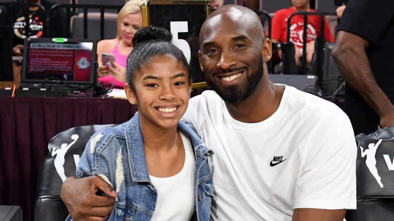 Gianna Bryant et son père, Kobe Bryant, ancien joueur de la NBA, assistent au match des étoiles de la WNBA 2019 au Mandalay Bay Events Center de Las Vegas, Nevada, le 27 juillet 2019. (Ethan Miller/Getty Images)