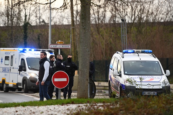 Le 3 janvier 2020, la police se tenait près d'un parc dans la banlieue sud de Paris, à Villejuif, où elle a abattu un homme armé d'un couteau qui a tué une personne et en a blessé au moins deux autres.(Photo : CHRISTOPHE ARCHAMBAULT/AFP via Getty Images)