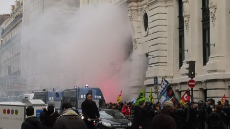 Retraites: des grévistes de la CGT s’introduisent illégalement dans les locaux du siège de BlackRock à Paris