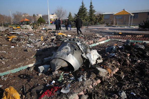 -Des équipes de secours travaillent au milieu des débris après qu'un avion ukrainien transportant 176 passagers s'est écrasé près de l'aéroport Imam Khomeini dans la capitale iranienne à Téhéran tôt le matin du 8 janvier 2020, tuant tout le monde à bord Photo par - / AFP via Getty Images.