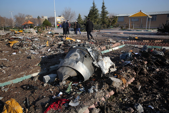 Des équipes de secours travaillent au milieu des débris après qu'un avion ukrainien transportant 176 passagers s'est écrasé près de l'aéroport Imam Khomeini dans la capitale iranienne Téhéran. (Photo : -/AFP via Getty Images)