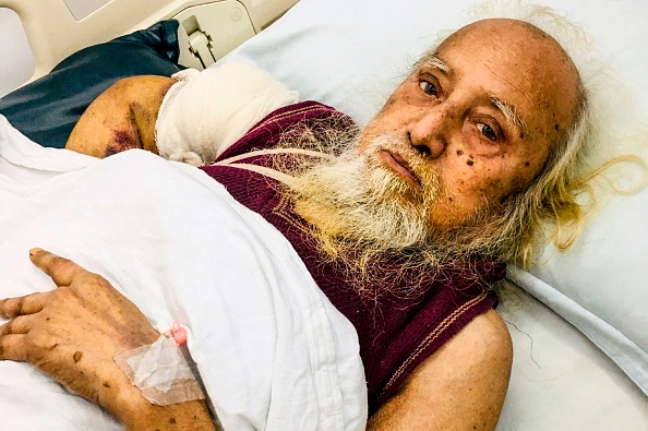 -Un homme bangladais septuagénaire a retrouvé sa famille 48 ans après sa disparition après qu'une vidéo publiée sur Facebook demandant de l'aide pour son traitement ait été remarquée par un parent vivant aux États-Unis. Habibur Rahman, un ancien homme d'affaires de la ville de Sylhet, dans le nord-est du pays, a disparu en 1972. Photo par STR / AFP via Getty Images
