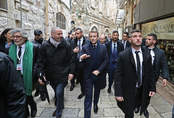 -Le président français Emmanuel Macron visite la vieille ville de Jérusalem le 22 janvier 2020. Les dirigeants mondiaux doivent se rendre en Israël cette semaine pour marquer les 75 ans depuis que l'Armée rouge a libéré Auschwitz, le camp d'extermination où les nazis ont tué plus d'un million de personnes. Photo par LUDOVIC MARIN / AFP via Getty Images.