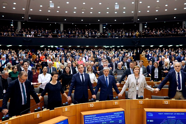 Les membres du Parlement européen se tiennent la main et chantent après avoir ratifié l'accord sur le Brexit lors d'une session plénière au Parlement européen à Bruxelles le 29 janvier 2020. (Photo : FRANCISCO SECO/POOL/AFP via Getty Images)