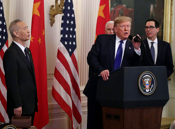 -Le président américain Donald Trump et le vice-Premier ministre chinois Liu He arrivent pour signer l’accord commercial entre les États-Unis et la Chine dans la salle Est de la Maison Blanche à Washington, DC, le 15 janvier 2020. Photo par SAUL LOEB / AFP via Getty Images.