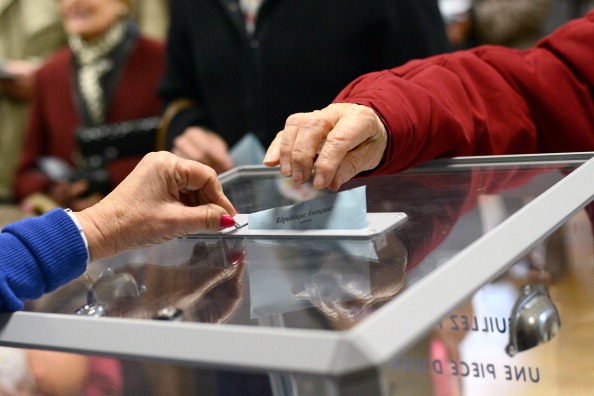 Un sondage indique que 42% des Français ne comptent pas voter en fonction des enjeux locaux lors des prochaines élections municipales. (REMY GABALDA/AFP via Getty Images)