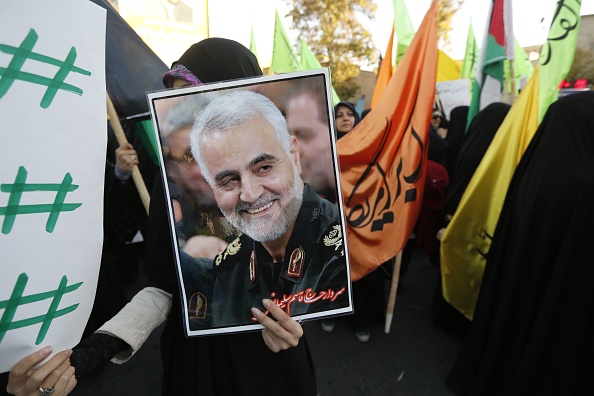 -Des manifestants iraniens détiennent un portrait du commandant de la Force Quds des Gardiens de la révolution iranienne, le général Qassem Soleimani, lors d'une manifestation à Téhéran, la capitale, le 11 décembre 2017. Photo par ATTA KENARE / AFP via Getty Images.