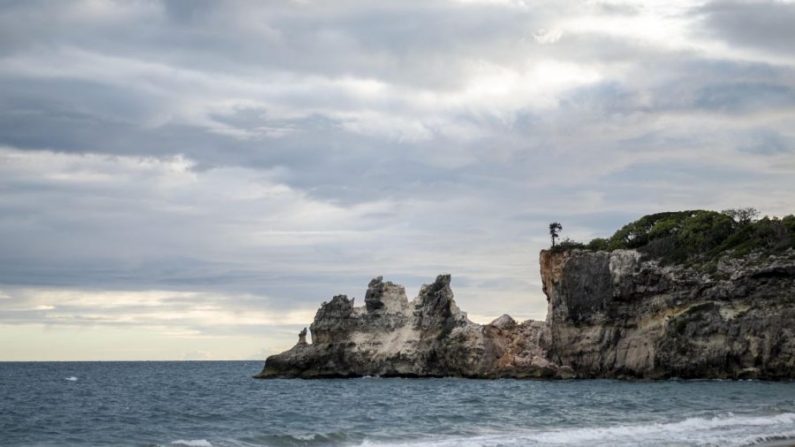 Le site touristique populaire Punta Ventana est détruit après un tremblement de terre d'une magnitude de 5,8 à Guayanilla, Porto Rico, le 6 janvier 2020. (RICARDO ARDUENGO/AFP via Getty Images)
