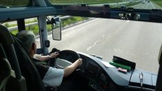 Caen : un bus de pèlerins catholiques attaqué par des individus cagoulés