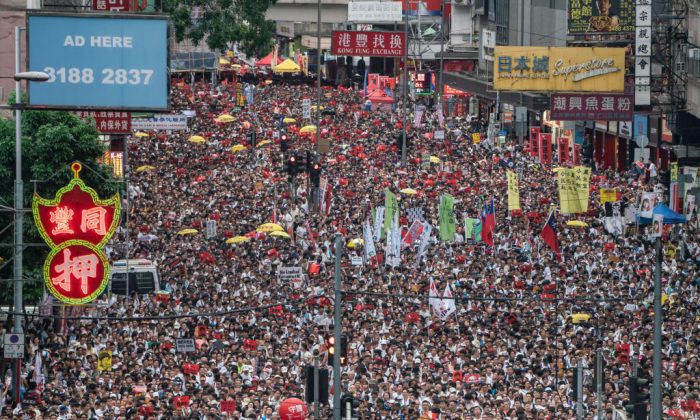 Des manifestants défilent dans une rue lors d'un rassemblement contre une proposition de loi d'extradition controversée à Hong Kong le 9 juin 2019. (Anthony Kwan/Getty Images)
