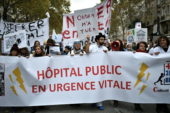 Journée nationale de protestation appelant à un "plan d'urgence pour les hôpitaux publics", le 14 novembre 2019 à Paris. (Photo by STEPHANE DE SAKUTIN/AFP via Getty Images)