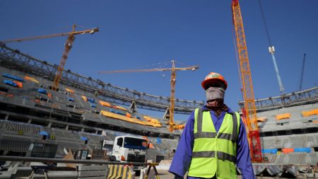 Mondial-2022 au Qatar: un juge français enquête sur des accusations de « travail forcé » visant Vinci