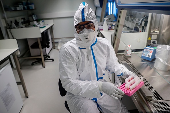 Le CNR analyse les tests pour les virus respiratoires parmi lesquels les coronavirus. (Photo : THOMAS SAMSON/AFP via Getty Images)
