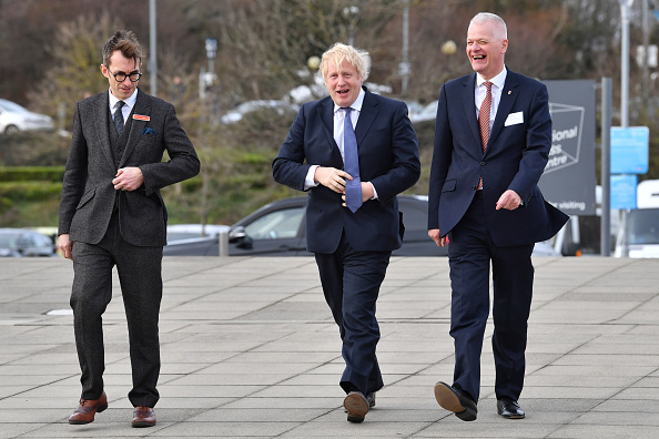 -Le Premier ministre Boris Johnson joyeux, arrive pour assister à une réunion du cabinet tenue au National Glass Center de l'Université de Sunderland le 31 janvier 2020 Royaume-Uni. Photo par Paul Ellis-WPA Pool / Getty Images.