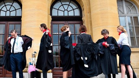 Réforme des retraites : excédés, des avocats vendent leur robe sur « Le Bon Coin »