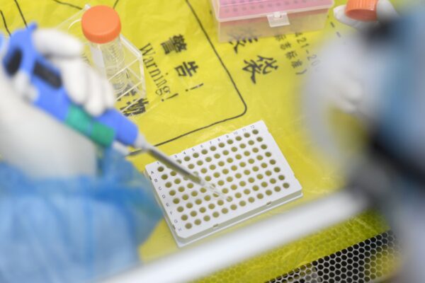 Un technicien de laboratoire travaillant sur des échantillons de personnes à tester pour le nouveau coronavirus au laboratoire "Fire Eye" à Wuhan, Chine, le 6 février 2020. (STR / AFP via Getty Images)