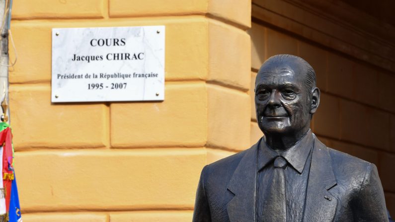 La statue de l'ancien président Jacques Chirac, créée par l'artiste français Patrick Frega, et le "Cours Jacques Chirac" ont été inaugurés à Nice, le 8 février 2020. (Photo : YANN COATSALIOU/AFP via Getty Images)