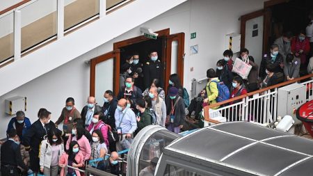 Coronavirus: des milliers de personnes confinées sur un navire à Hong Kong libérées