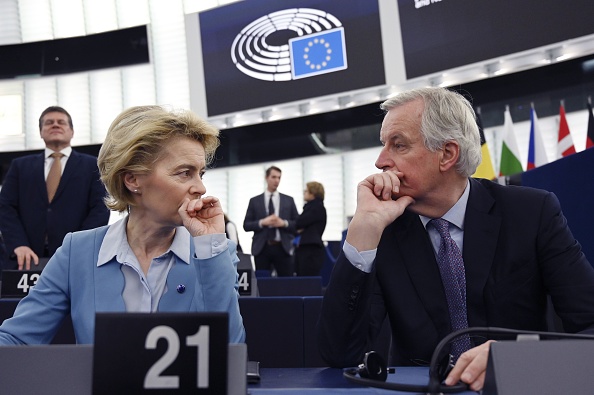 La présidente de la Commission européenne, Ursula von der Leyen, s'entretient avec le négociateur en chef du Brexit, Michel Barnier, avant un débat sur un nouveau partenariat ambitieux entre l'UE et le Royaume-Uni à la suite du Brexit, au Parlement européen à Strasbourg, dans l'est de la France, le 11 février. 2020. (Photo : FREDERICK FLORIN/AFP via Getty Images)