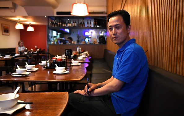 -Max Huang, propriétaire du restaurant Juicy Bao, pose pour une photo dans son restaurant du quartier chinois de Melbourne. Les quartiers chinois centenaires animés de Melbourne à San Francisco se sont arrêtés et les entreprises ont du mal à survivre. Photo de WILLIAM WEST / AFP via Getty Images.