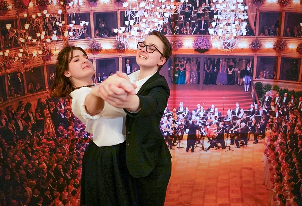 -L'Allemande Sophie Grau et sa partenaire de danse Iris Klopfe posent pour une photo lors de leur répétition à l'Opéra d'État de Vienne, en Autriche, le 16 février 2020, avant le prestigieux bal de l'Opéra de Vienne. Photo par JOE KLAMAR / AFP via Getty Images.