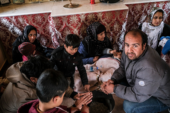 -Des migrants afghans sont entrés en Grèce à partir de la frontière turque accroupis dans une petite chapelle grecque orthodoxe le 29 février 2020 à Marasia, en Grèce. Photo par Byron Smith / Getty Images.