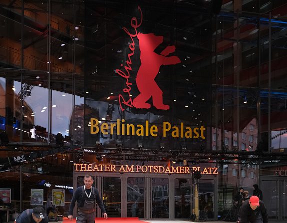 -Les travailleurs déroulent le tapis rouge à l'extérieur du Palais de la Berlinale avant le 70e Festival International du Film de Berlin le 18 février 2020 à Berlin, en Allemagne. La 70e Berlinale aura lieu du 20 février au 1er mars. Photo par Sean Gallup / Getty Images.