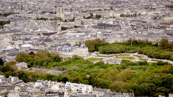 -Vue partielle de Paris prise du haut de la tour Montparnasse le 01 mai 2008 du Jardin public du Jardin du Luxembourg dans le 6ème arrondissement de Paris et du Sénat français, installé au Palais du Luxembourg. Photo COEX / AFP via Getty Images.