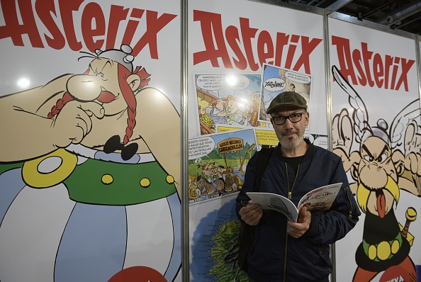 Le dessinateur, scénariste et coloriste Jean-Yves Ferri pose à côté de banderoles représentant Astérix et Obélix lors du Festival international de la bande dessinée "Comicopolis" à Buenos Aires le 2 septembre 2017.       (Photo : JUAN MABROMATA/AFP via Getty Images)