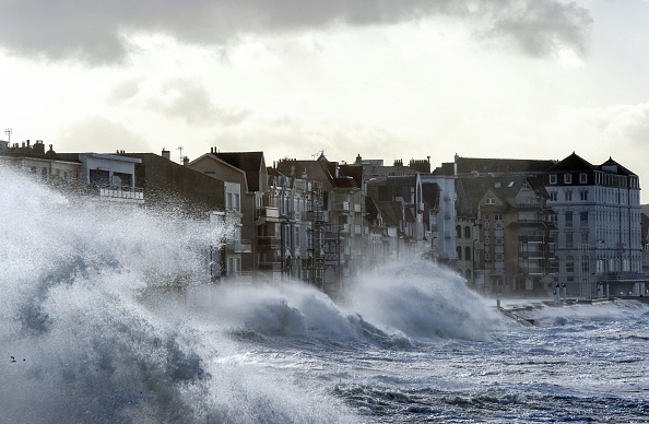 La tempête Eleanor à Wimereux (Pas-de-Calais), le 3 janvier 2018. (FRANCOIS LO PRESTI/AFP via Getty Images)