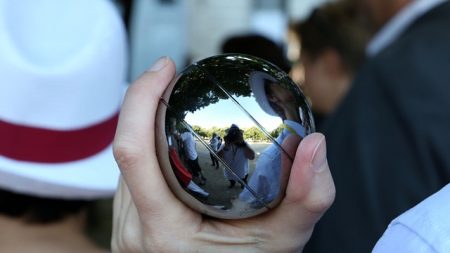 Bien être au travail : après le babyfoot, voici la pétanque pour renforcer les liens entre collègues au bureau