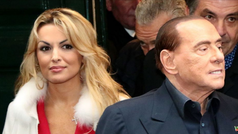 Francesca Pascale (son ancienne femme de 34 ans) et Silvio Berlusconi, ici en mars 2018 (CARLO HERMANN/AFP via Getty Images)