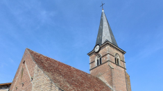 Ain: le clocher de l’église médiévale de Saint-Trivier-de-Courtes victime d’un incendie spectaculaire