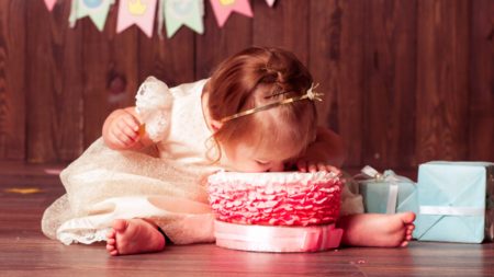 Des trolls dénigrent une vidéo où un bébé atteint de trisomie 21 mange son gâteau d’anniversaire – son père leur répond