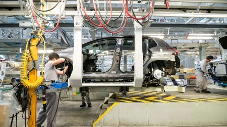 Covid-19 : le constructeur automobile PSA va fermer tous ses sites de production en France