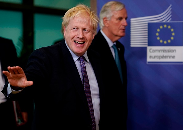 -Le Premier ministre britannique Boris Johnson avec le négociateur en chef du Brexit, Michel Barnier, lors d'un sommet de l'Union européenne au siège à Bruxelles le 17 octobre 2019. Photo de Kenzo TRIBOUILLARD / AFP via Getty Images.