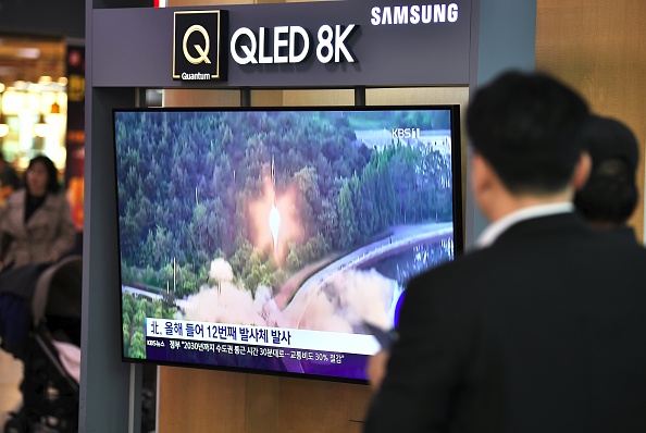 -Illustration- Les gens regardent un écran d'actualités télévisées montrant des images d'un lancement de missile nord-coréen, dans une gare de Séoul le 31 octobre 2019. Photo de Jung Yeon-je / AFP via Getty Images.
