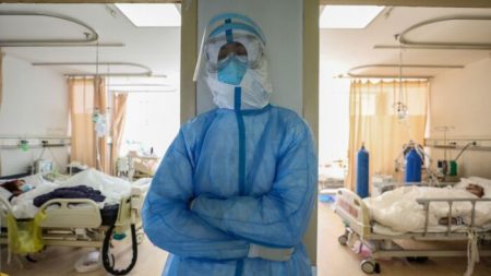 Les infirmières à l’épicentre de l’épidémie travaillent dans des vêtements étouffants et sont fatiguées dans leur bataille contre le coronavirus