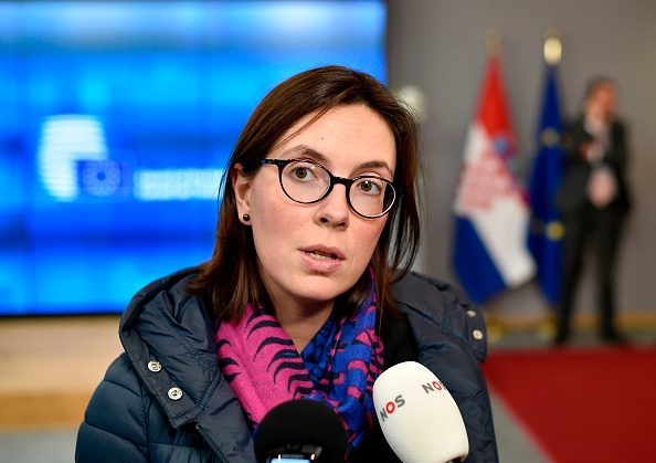-La jeune ministre française des Affaires européennes, Amélie de Montchalin, s'adresse à la presse lors d'une réunion du Conseil des affaires générales au siège de l'UE à Bruxelles le 17 février 2020. Photo de JOHN THYS / AFP via Getty Images.