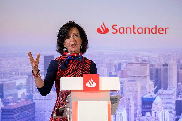 Le présidente de Banco Santander, Ana Patricia Botin, prend la parole lors d'une conférence de presse pour annoncer les résultats 2019 au siège de la banque le 29 janvier 2020 à Boadilla del Monte, près de Madrid, en Espagne. (Photo : Pablo Blazquez Dominguez/Getty Images)